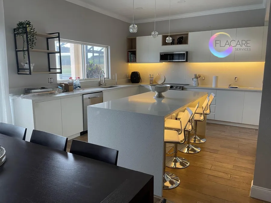 Modern kitchen by Flacare Services